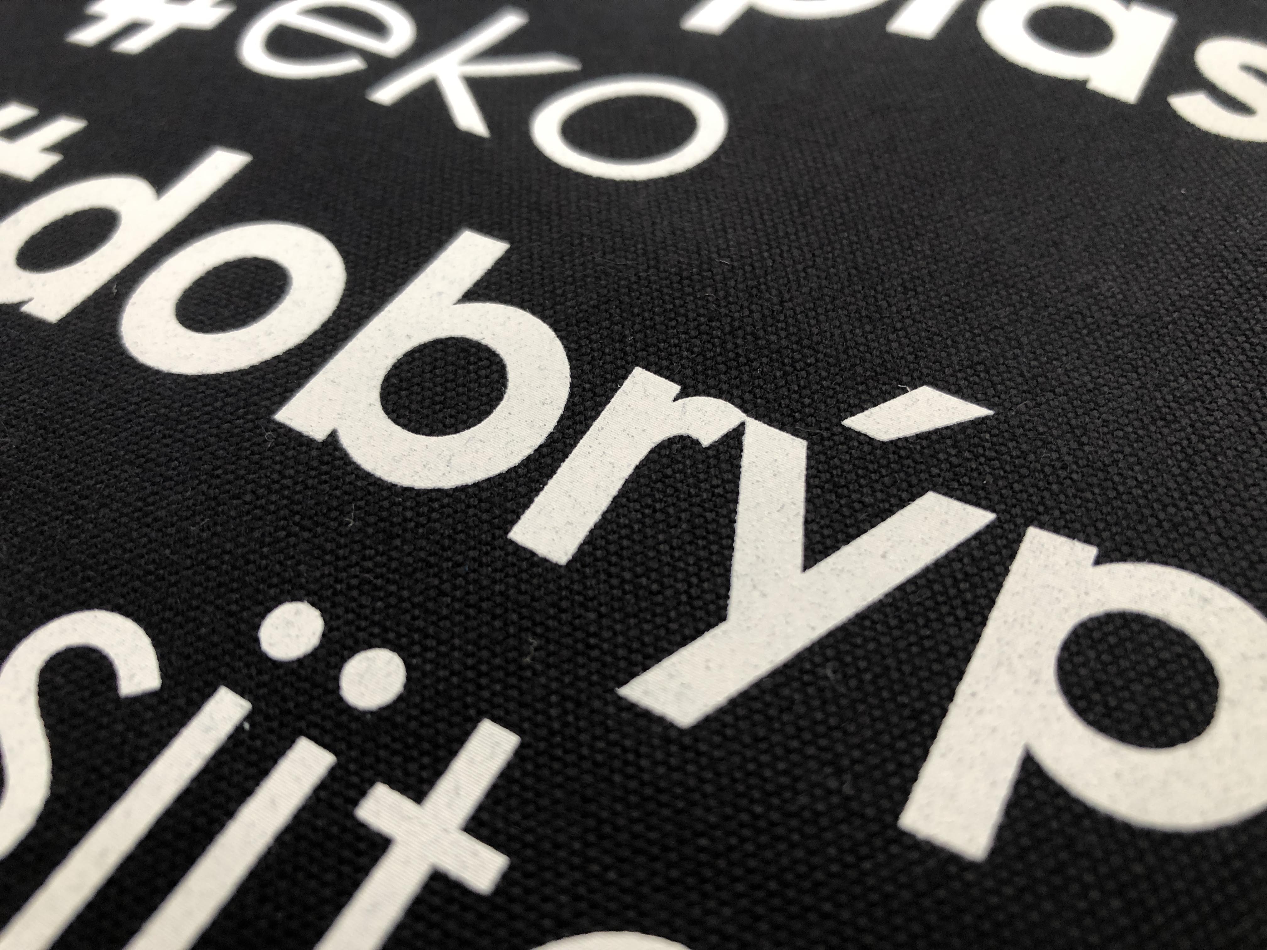 Potisk černých tašek